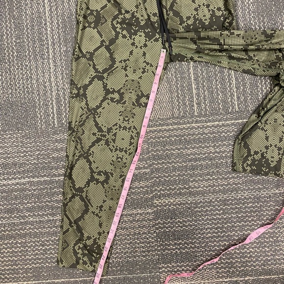 Lululemon Jet Crop (Slim) *Luxtreme Ziggy Snake Fatigue Green Gator Green Sz 6 - Picture 10 of 13